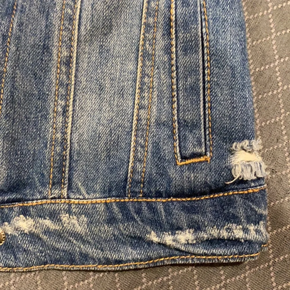 SPLENDID KIDS ADORABLE DENIUM JACKET SIZE 4/5 WITH BLUE FAUX FUR COLLAR